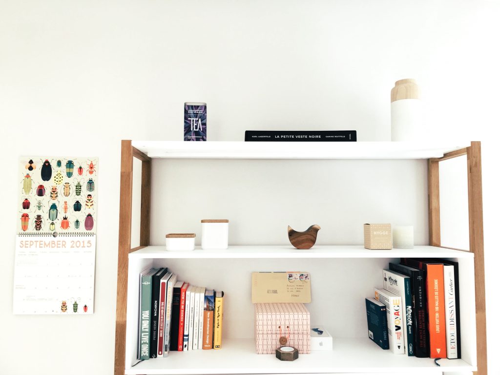 spring clean fast/ tidy shelves 